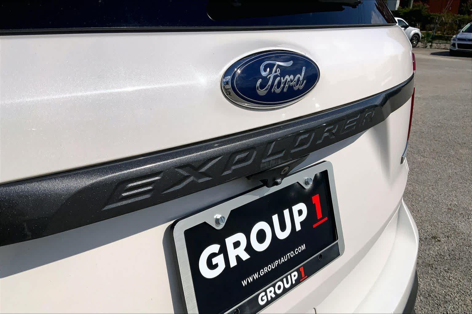 Used 2017 Ford Explorer XLT w/ Equipment Group 202A FWD image 31
