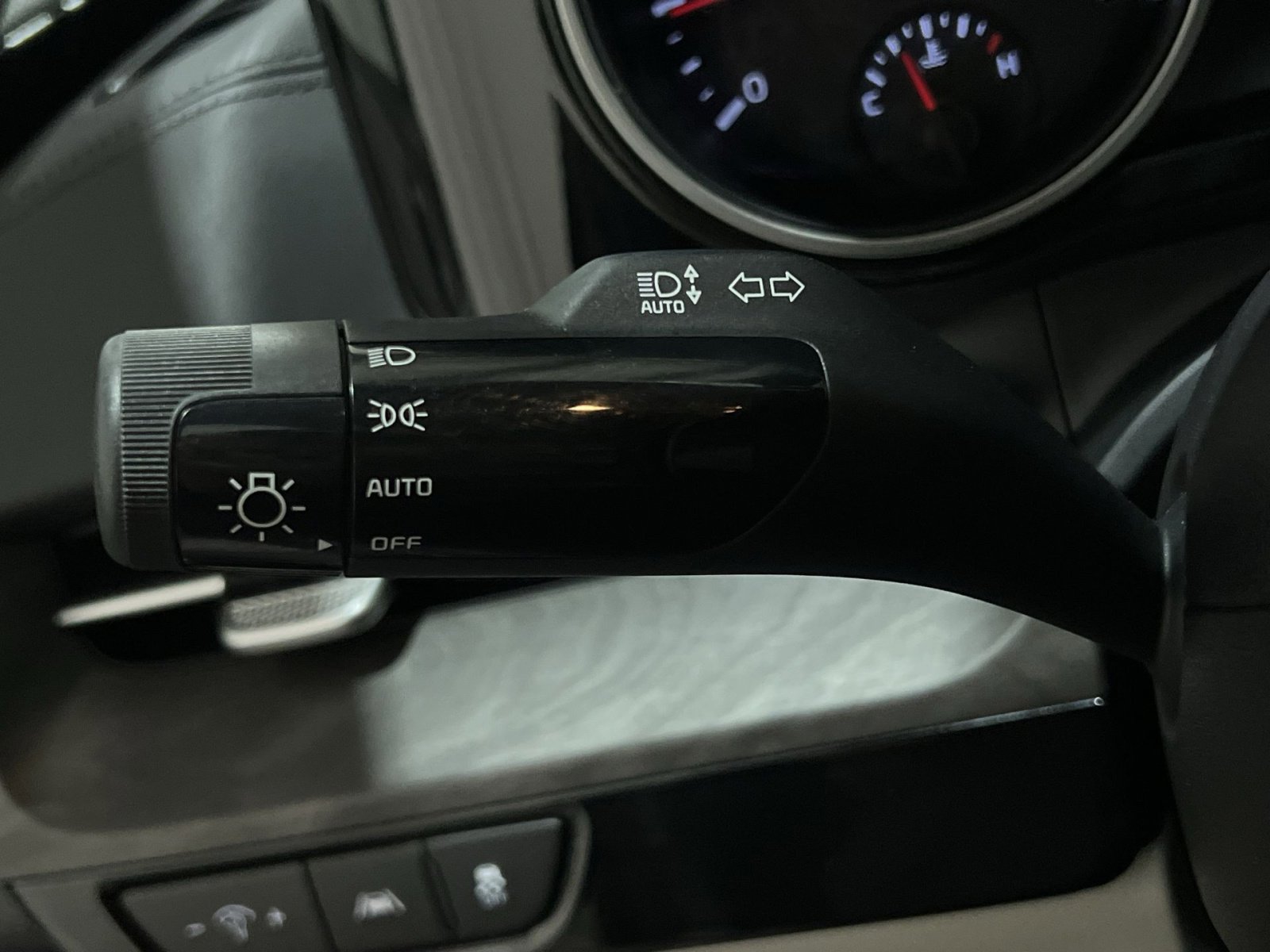 Used 2024 Kia Carnival EX FWD image 28