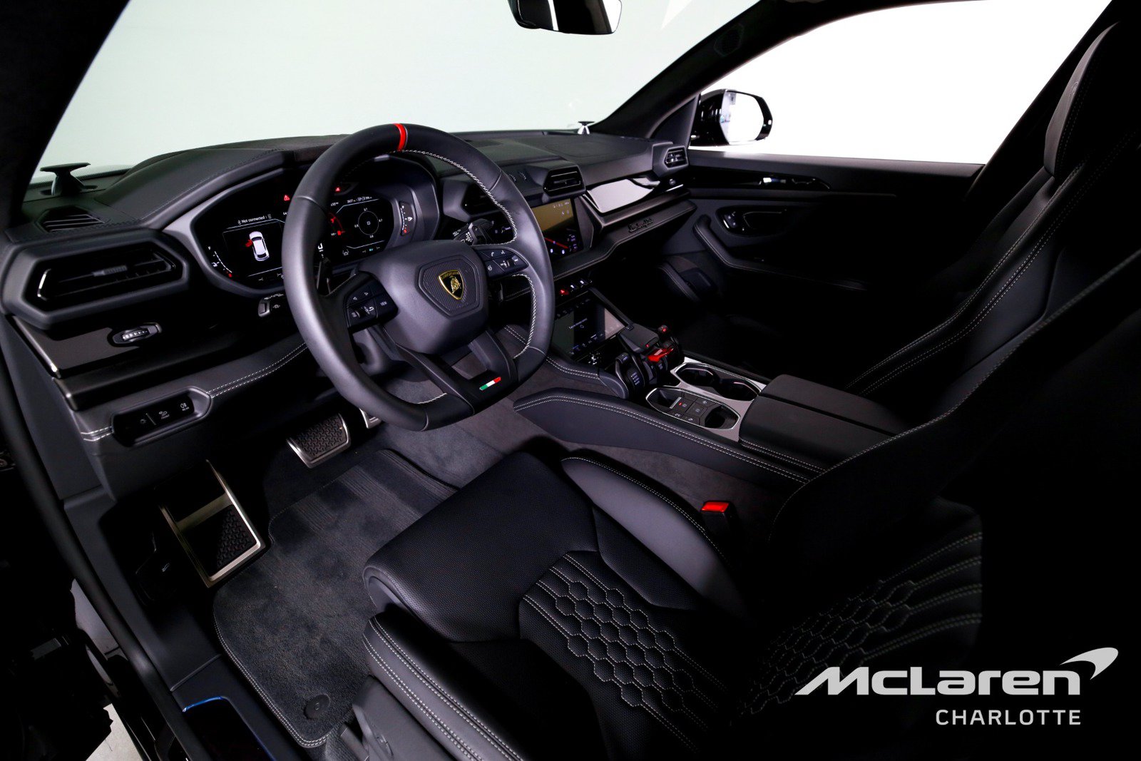 Used 2025 Lamborghini Urus SE AWD/4WD image 11