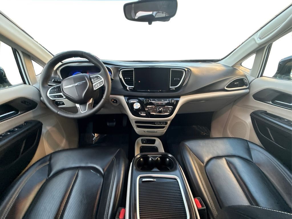 Used 2024 Chrysler Pacifica Touring-L image 28