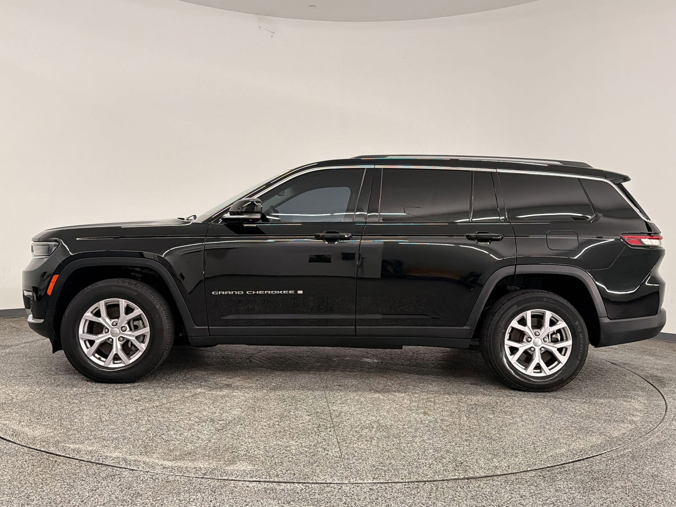 Used 2022 Jeep Grand Cherokee L Limited w/ Luxury Tech Group II RWD image 2