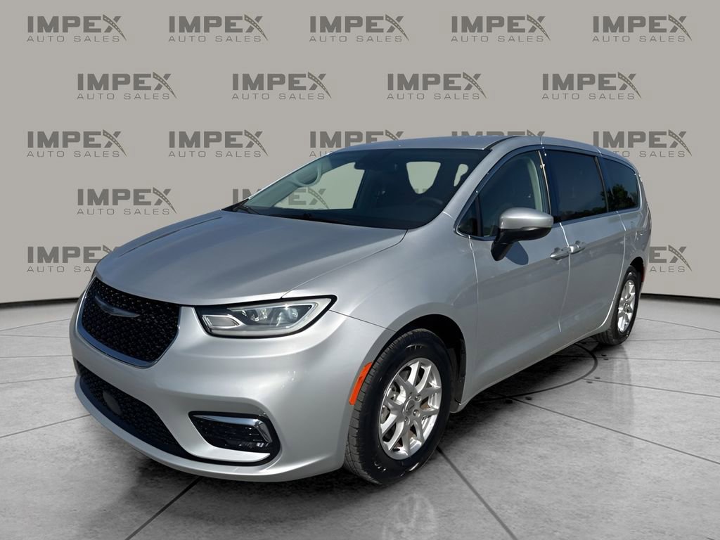 Used 2023 Chrysler Pacifica Touring-L FWD image 1