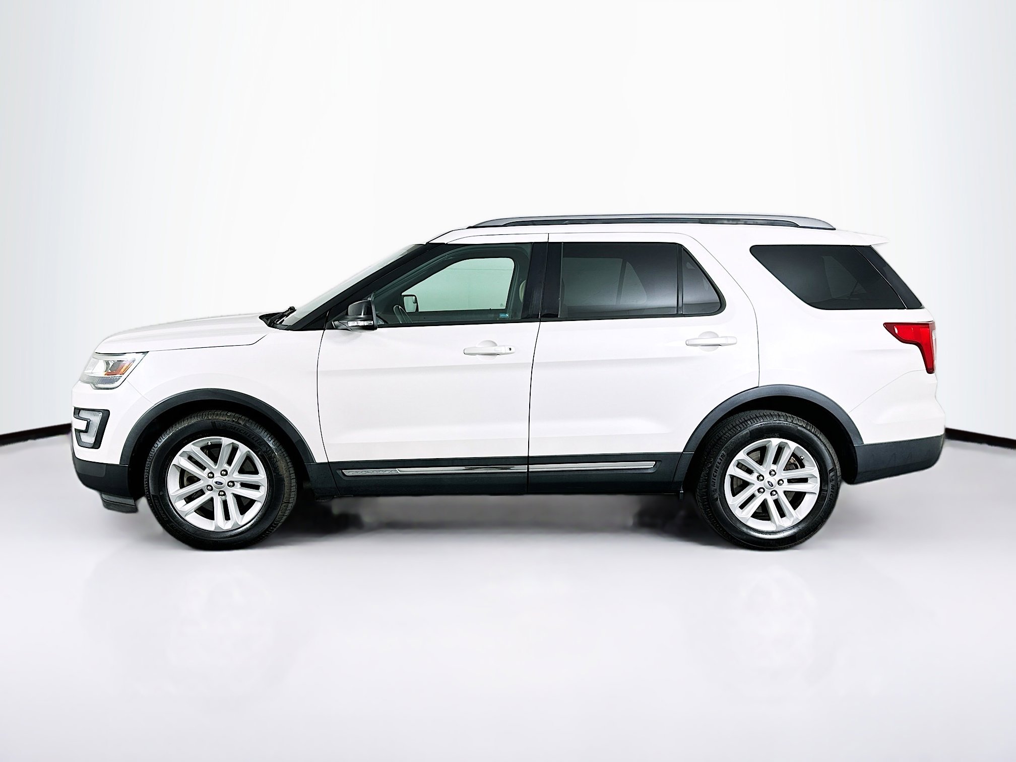 Used 2016 Ford Explorer XLT w/ Equipment Group 202A FWD image 4