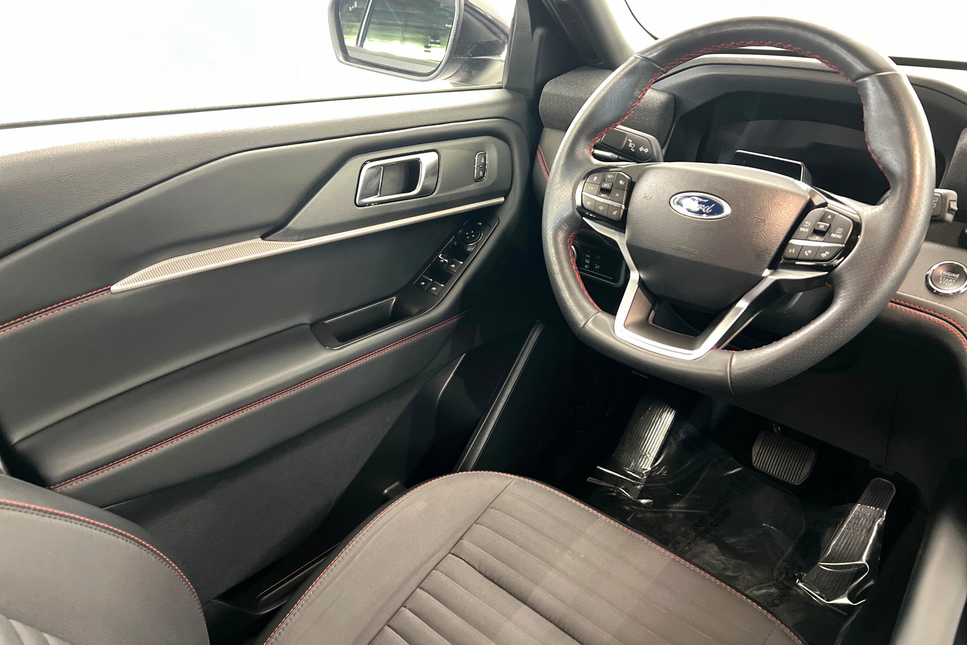 Used 2025 Ford Explorer ST-Line w/ ST-Line Street Pack AWD/4WD image 12