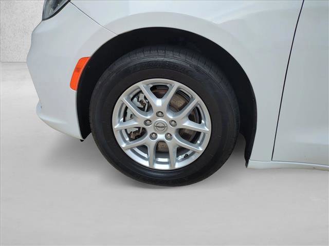 Used 2022 Chrysler Pacifica Touring-L FWD image 23