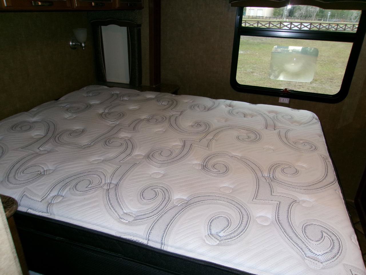 Used 2014 Ford E-450 and Econoline 450 Super Duty w/ Motorhome Prep Package RWD image 19