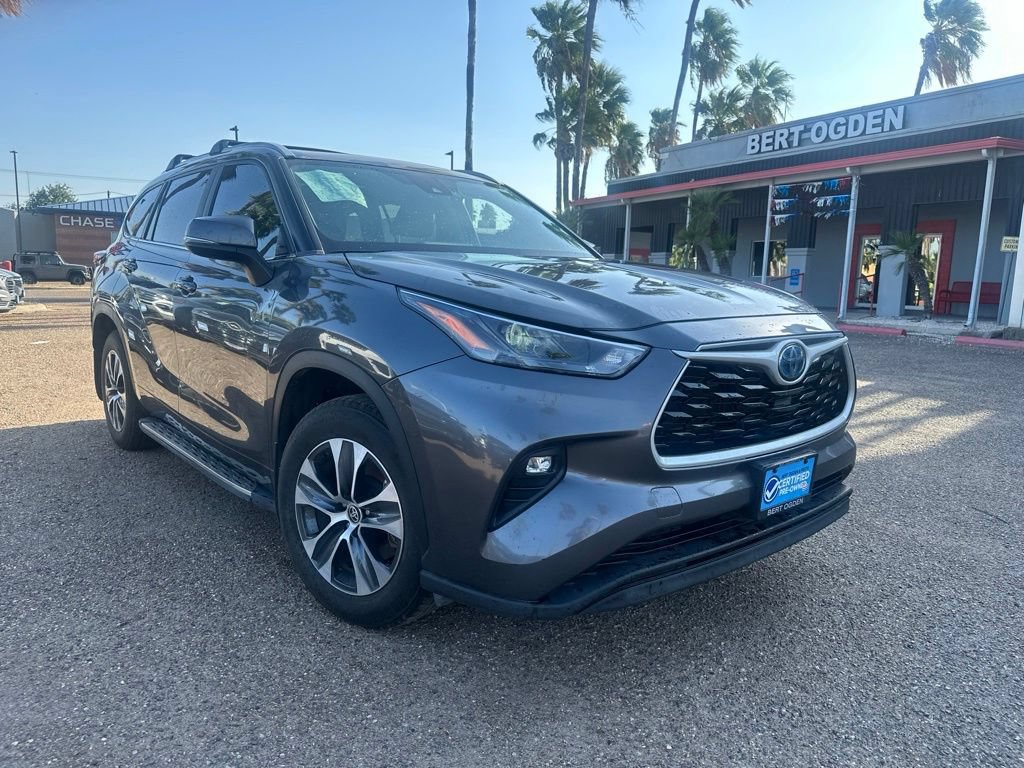 Used 2024 Toyota Highlander XLE FWD image 1