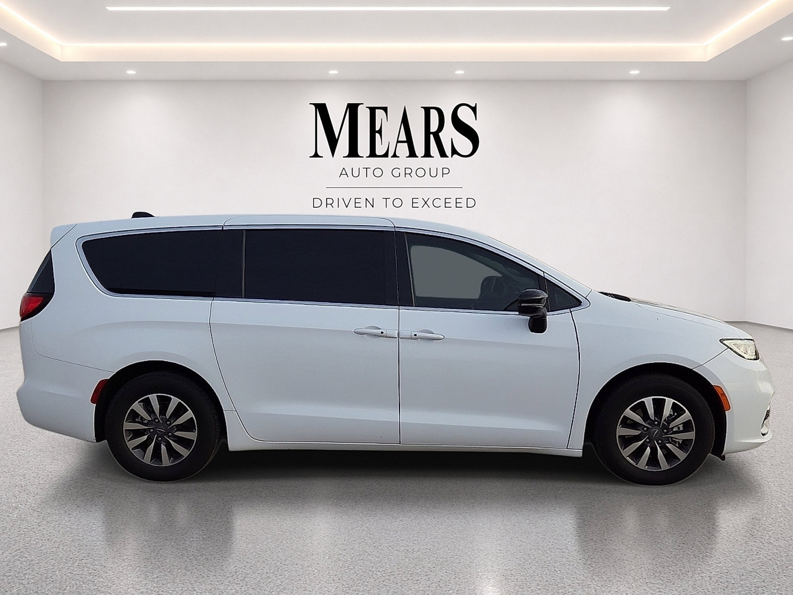 Used 2024 Chrysler Pacifica Limited FWD image 6