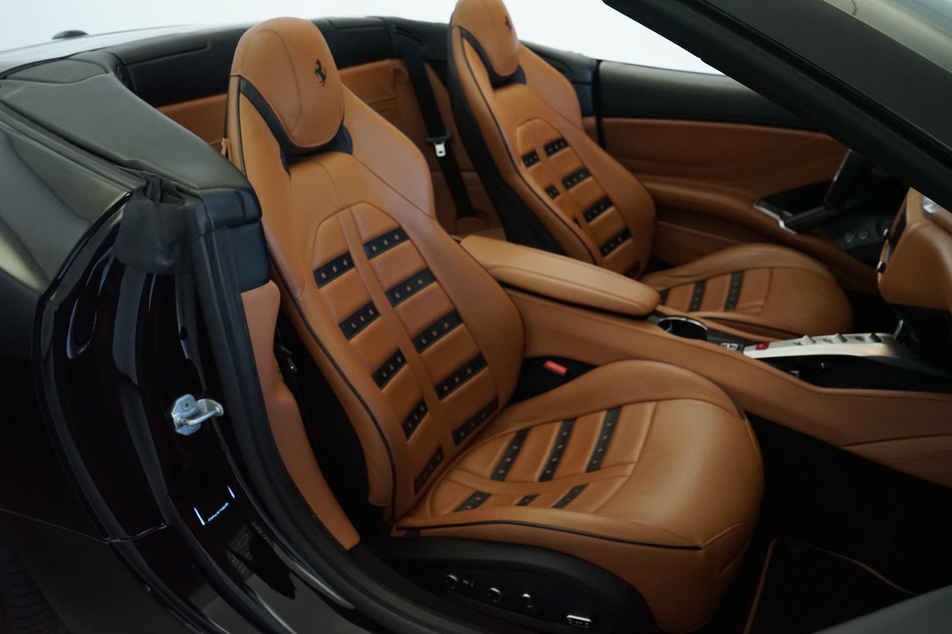 Used 2016 Ferrari California T RWD image 9