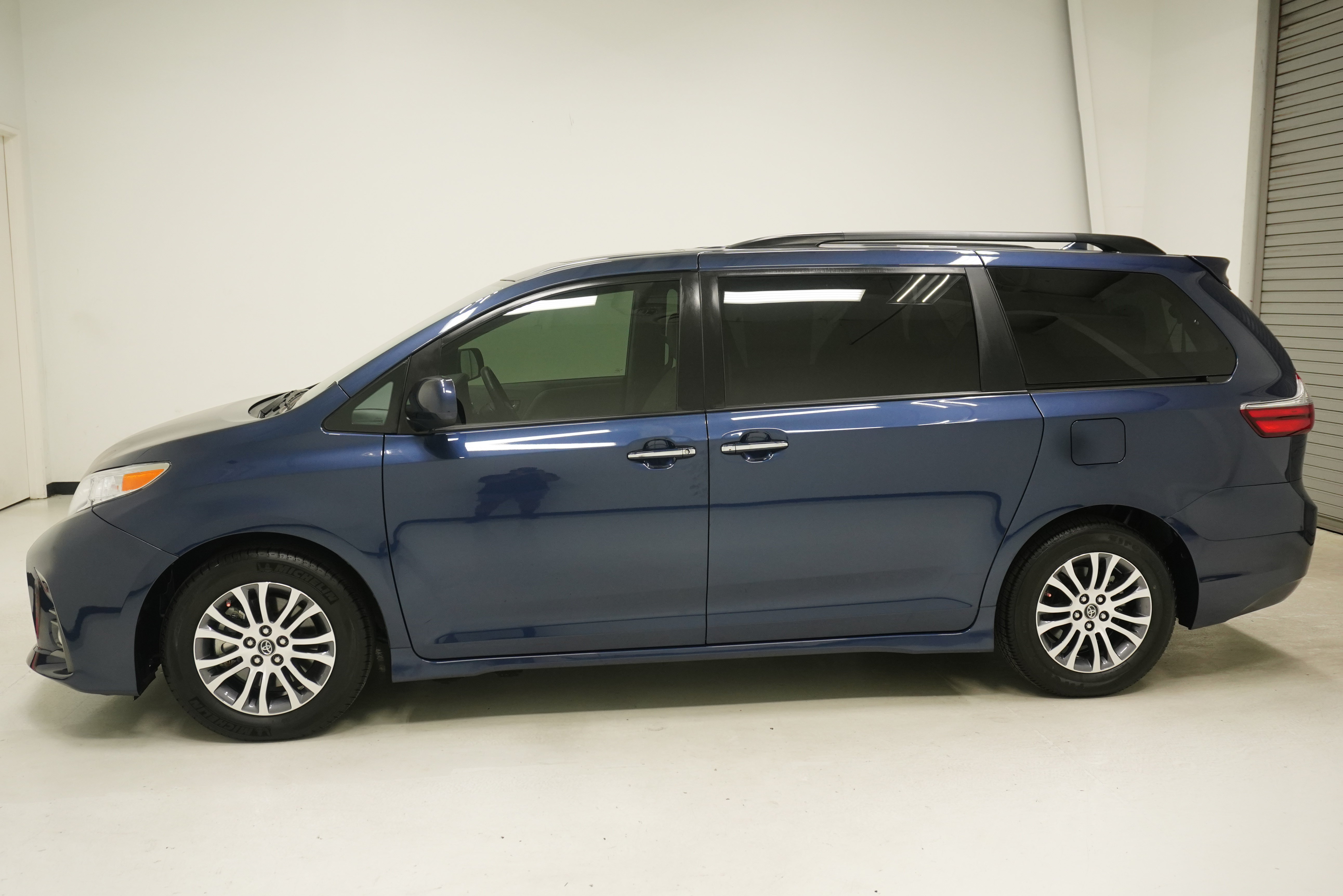 Used 2020 Toyota Sienna XLE w/ XLE Navigation Package FWD image 7