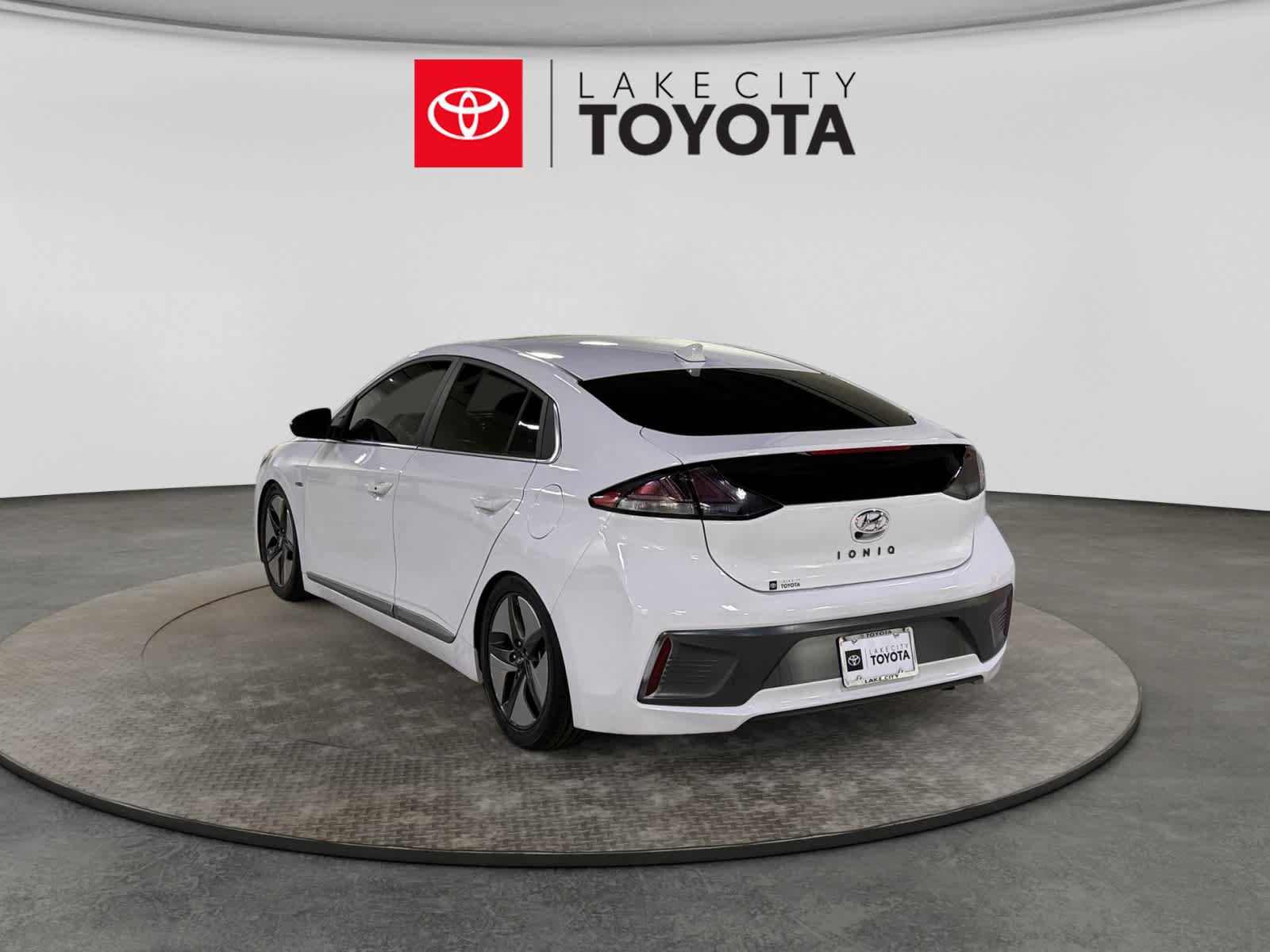 Used 2020 Hyundai Ioniq SEL FWD image 5