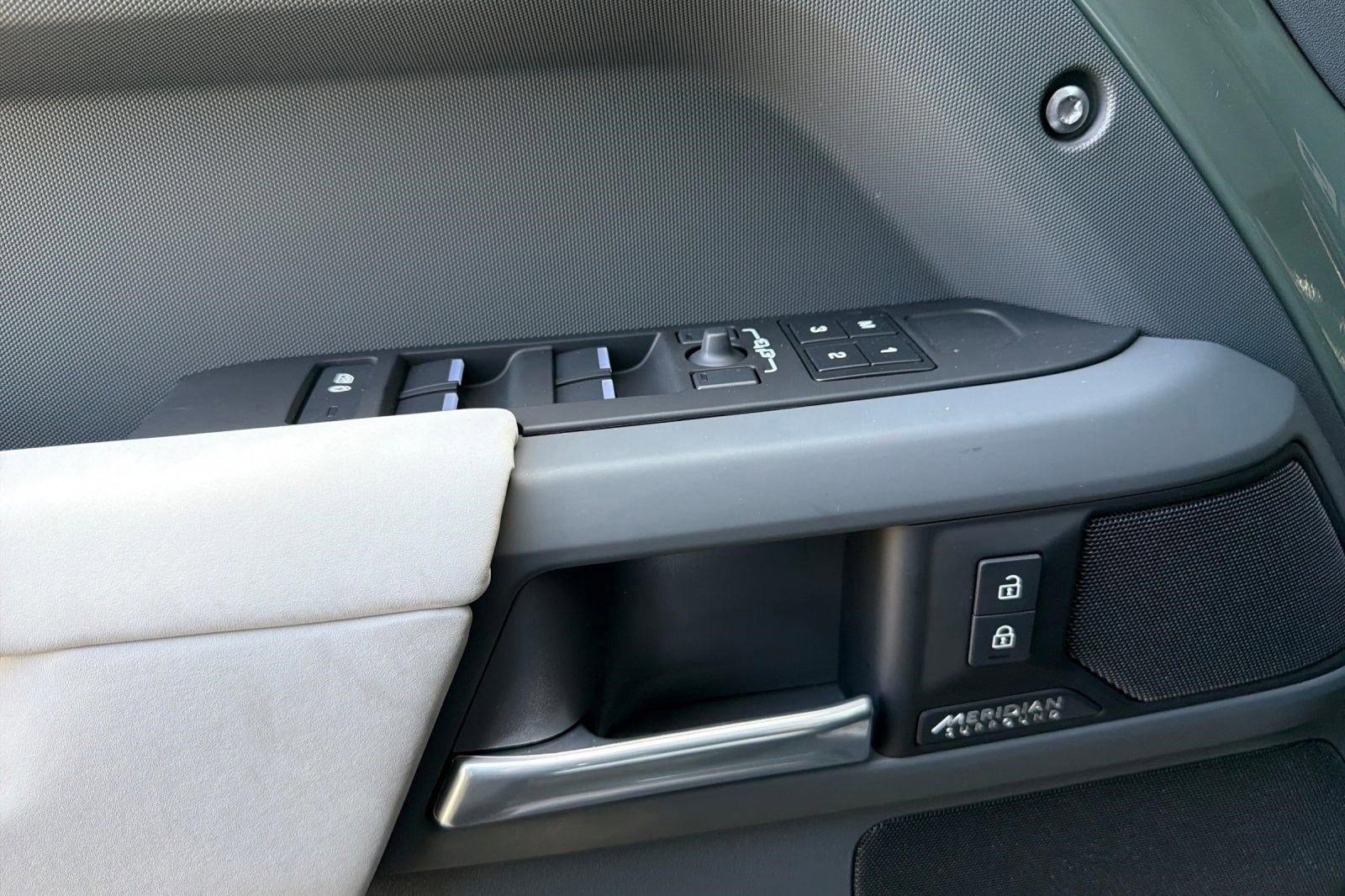 New 2026 Land Rover Defender 110 AWD/4WD image 13