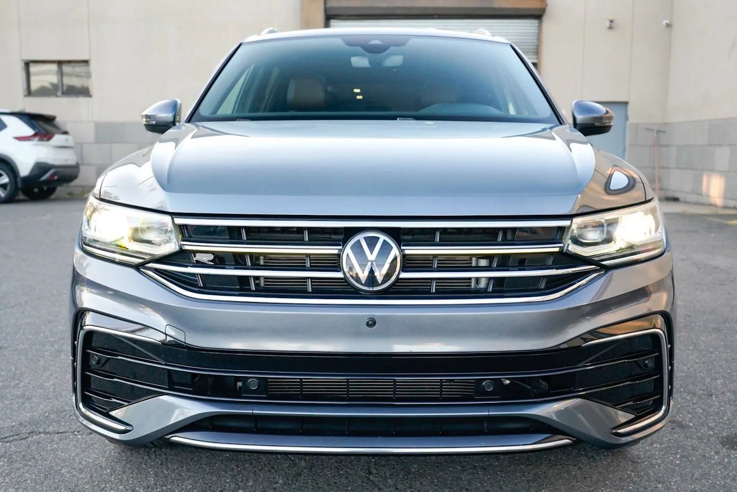 Used 2022 Volkswagen Tiguan SEL R-Line AWD/4WD image 2