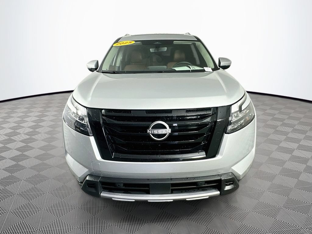 Certified 2025 Nissan Pathfinder Platinum w/ Black Appearance Package AWD/4WD image 4