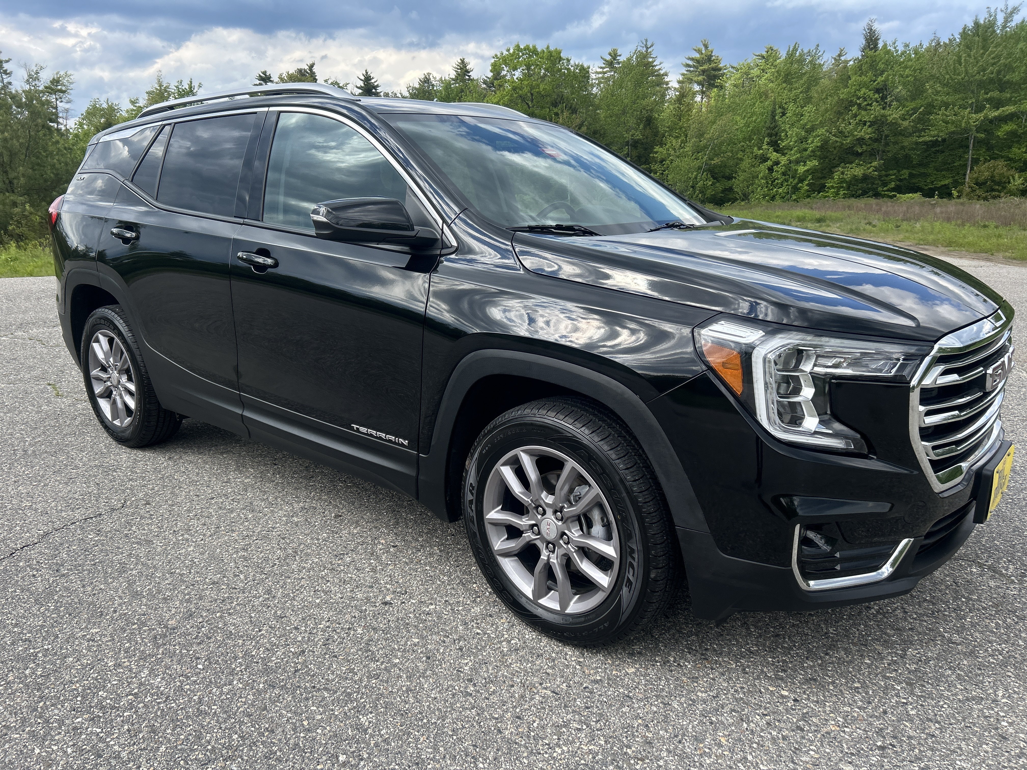 Used 2024 GMC Terrain SLT AWD/4WD image 3