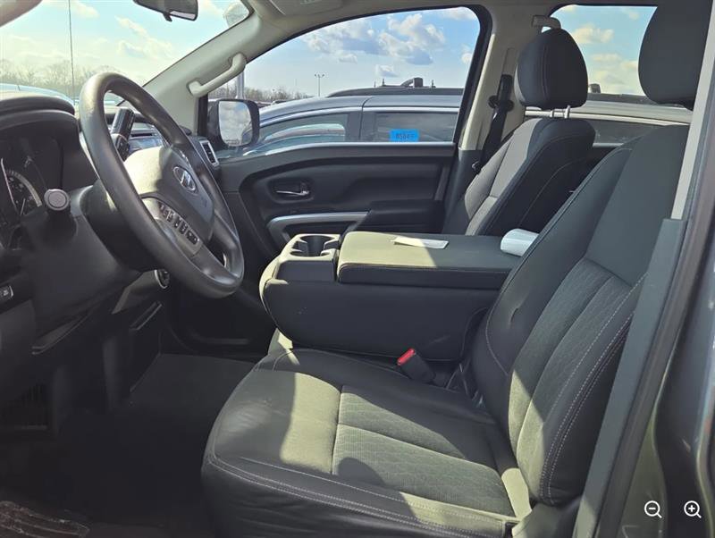 Used 2017 Nissan Titan SV image 5