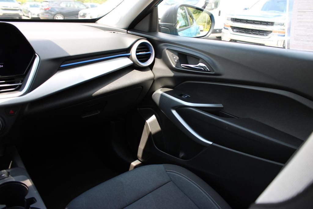Certified 2025 Chevrolet Trax LS FWD image 33