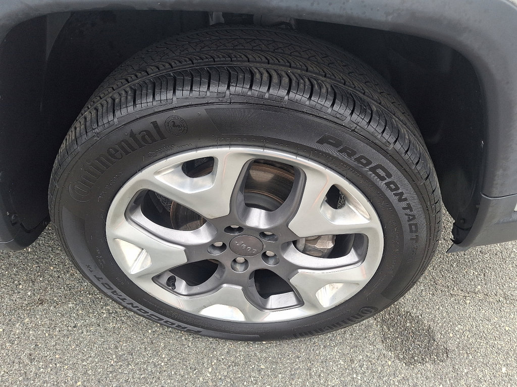 Certified 2022 Jeep Compass Limited w/ Sun and Sound Group image 9