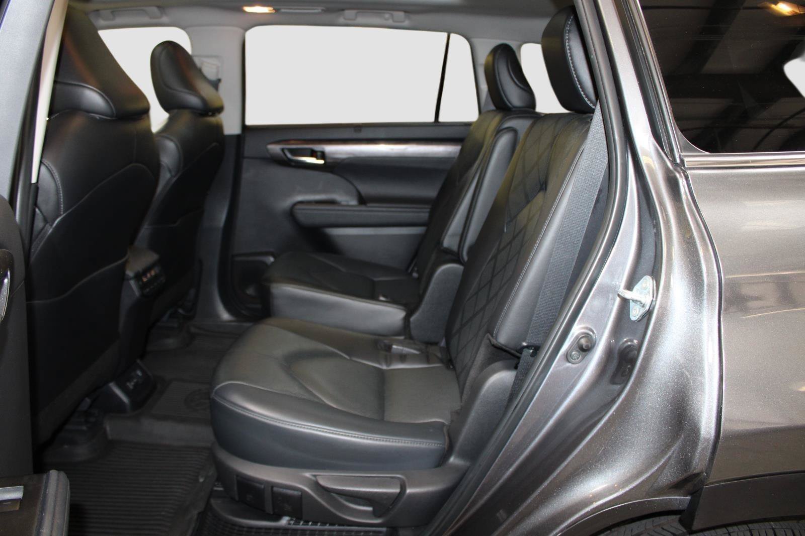 Used 2024 Toyota Highlander Platinum AWD/4WD image 39