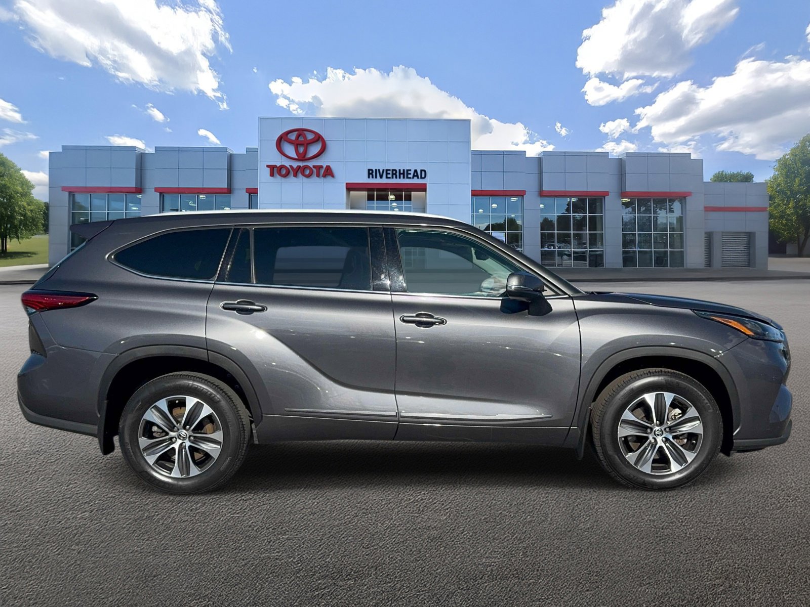 Used 2022 Toyota Highlander XLE image 3