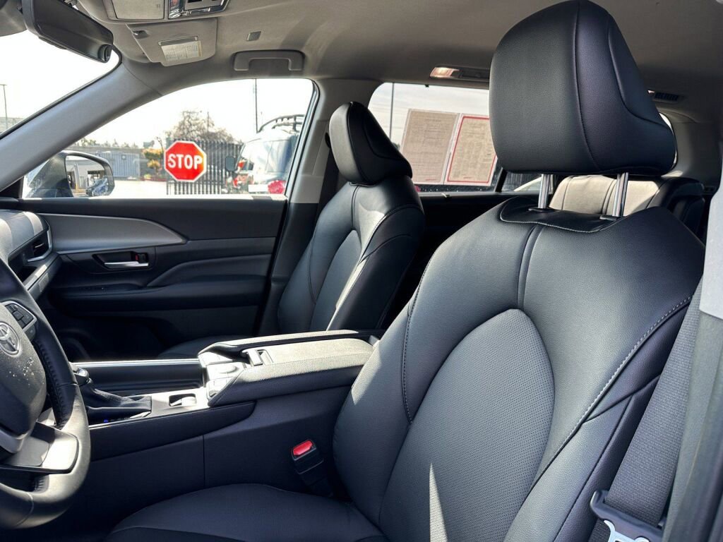 Certified 2025 Toyota Grand Highlander AWD image 11