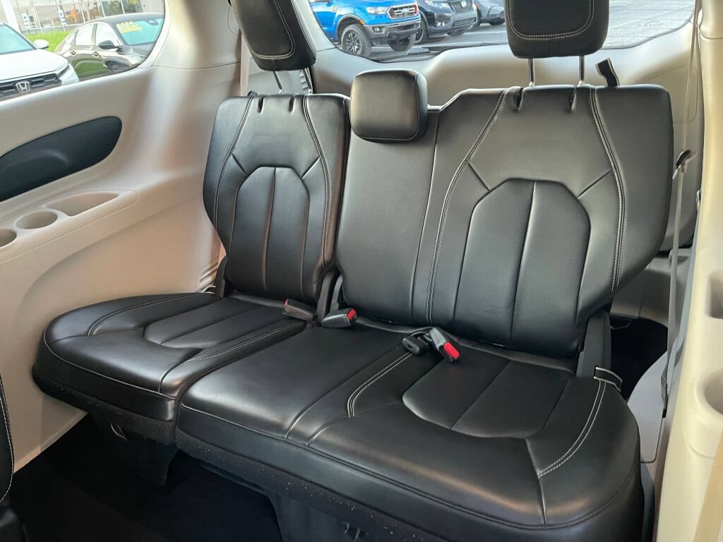 Used 2023 Chrysler Pacifica Touring-L FWD image 21