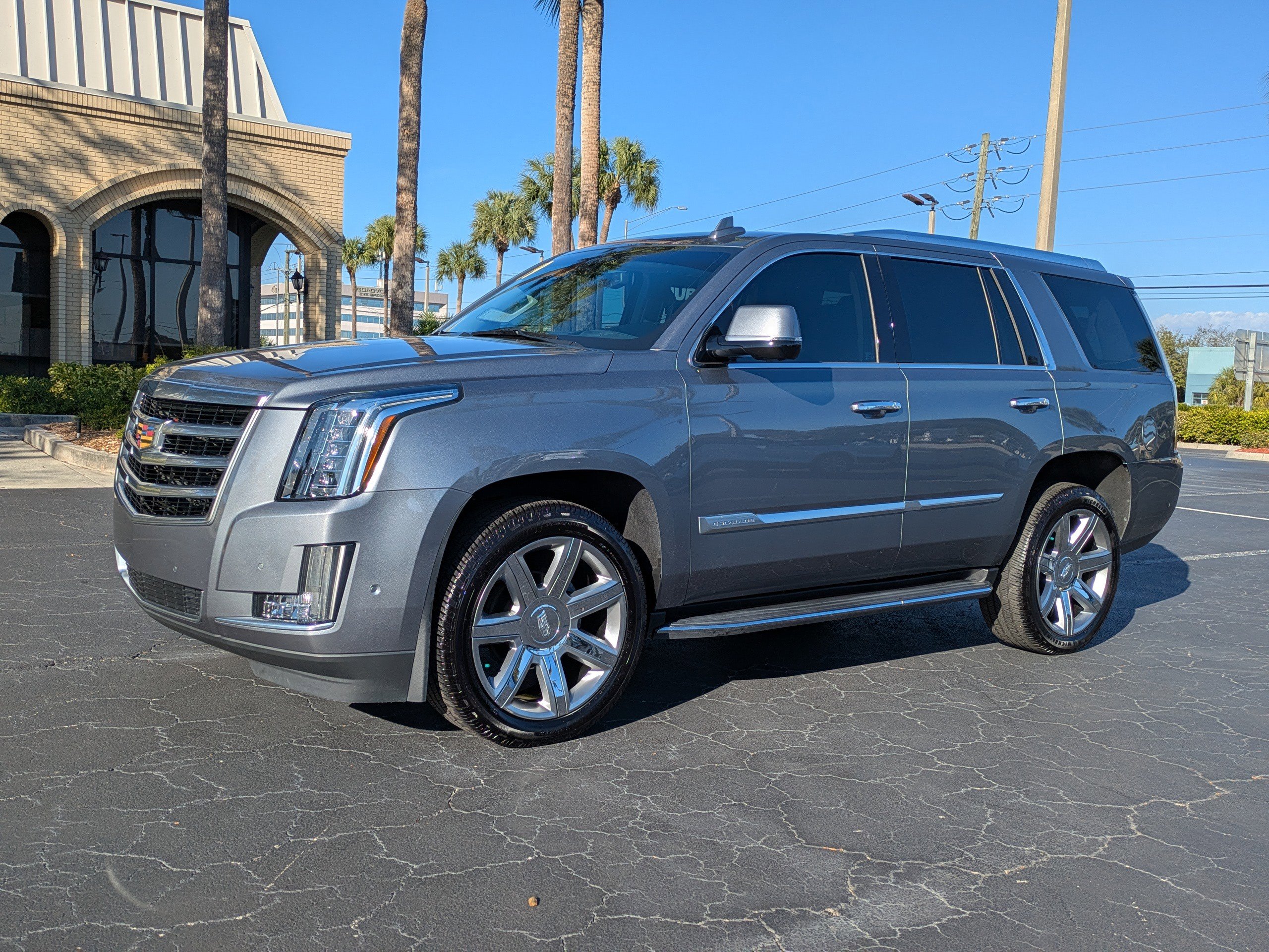 Used 2019 Cadillac Escalade Luxury image 2