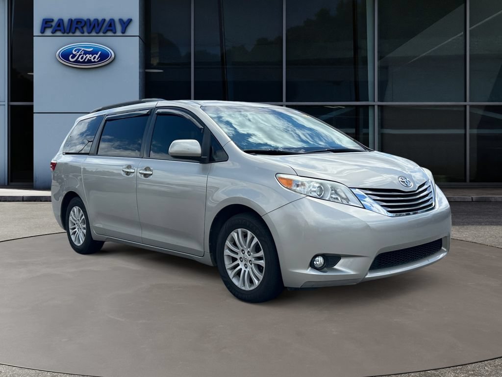Used 2015 Toyota Sienna XLE FWD image 3