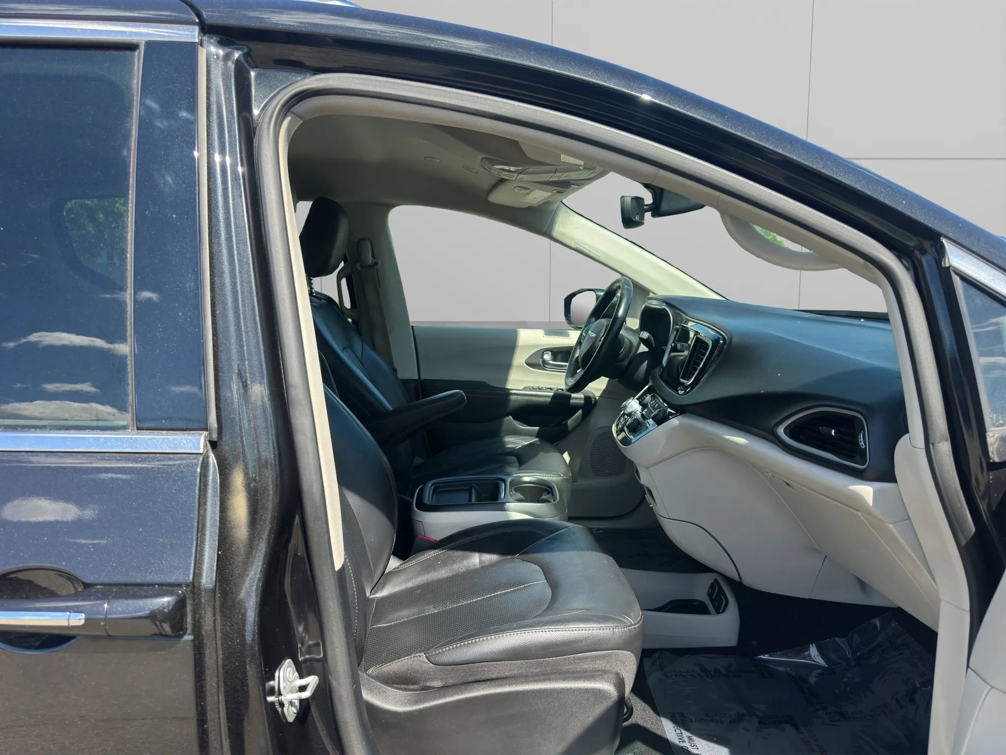 Used 2020 Chrysler Pacifica Touring-L FWD image 13