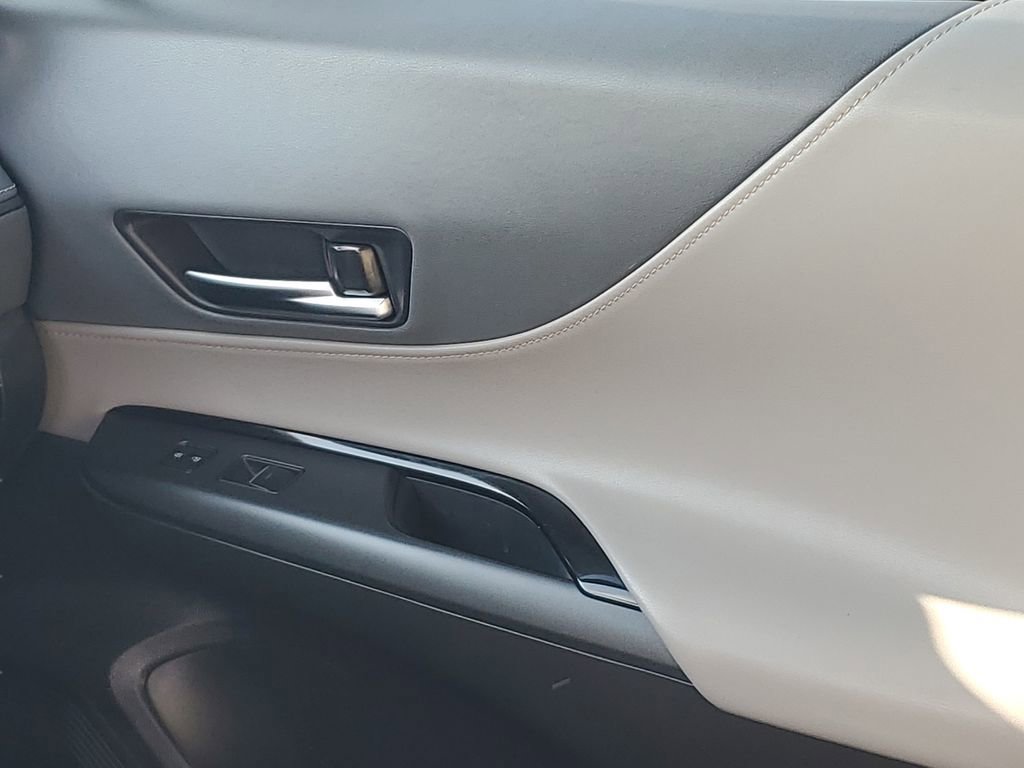 Certified 2023 Toyota Venza LE image 16