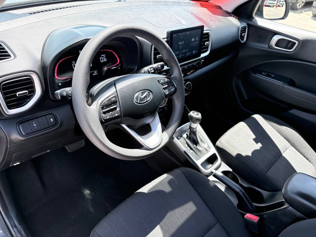 Used 2025 Hyundai Venue SE FWD image 7