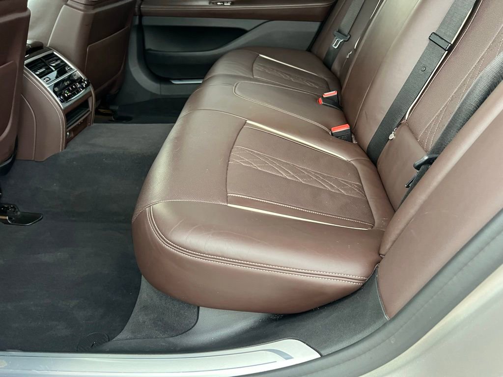 Used 2021 BMW 750i xDrive w/ Executive Package AWD/4WD image 17