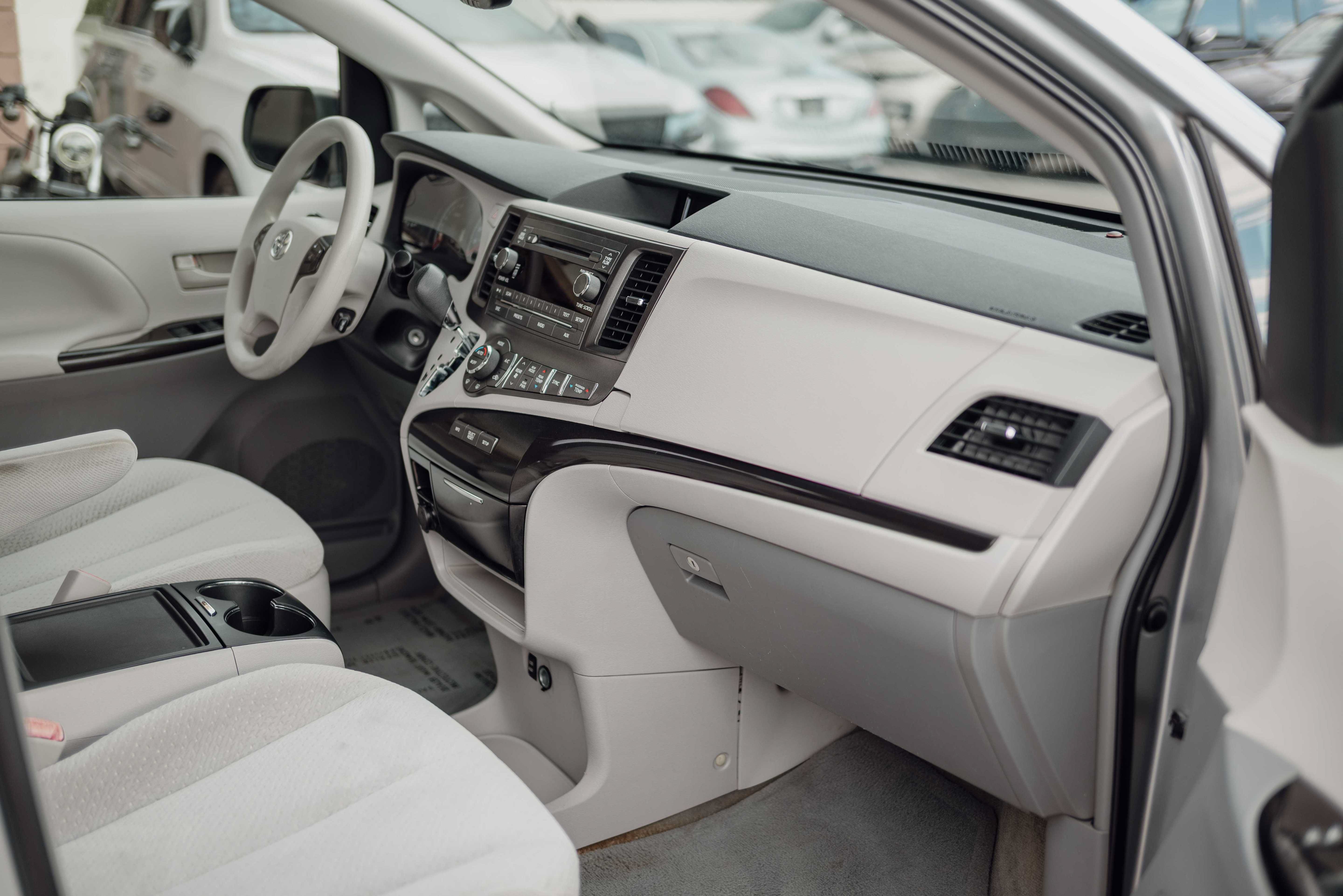 Used 2014 Toyota Sienna LE FWD image 14