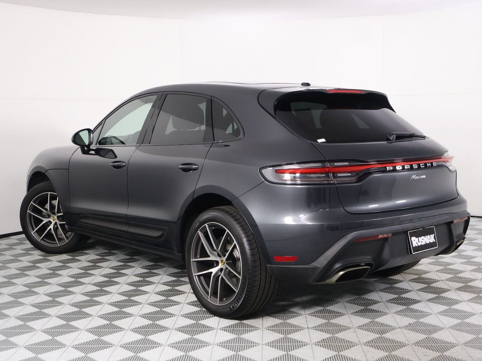 Certified 2024 Porsche Macan AWD/4WD image 3