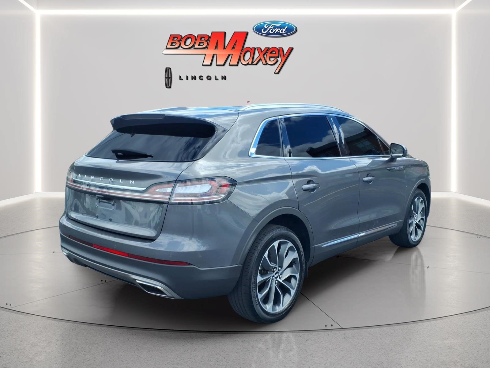 Used 2023 Lincoln Nautilus Reserve w/ Cargo Utility Package AWD/4WD image 4