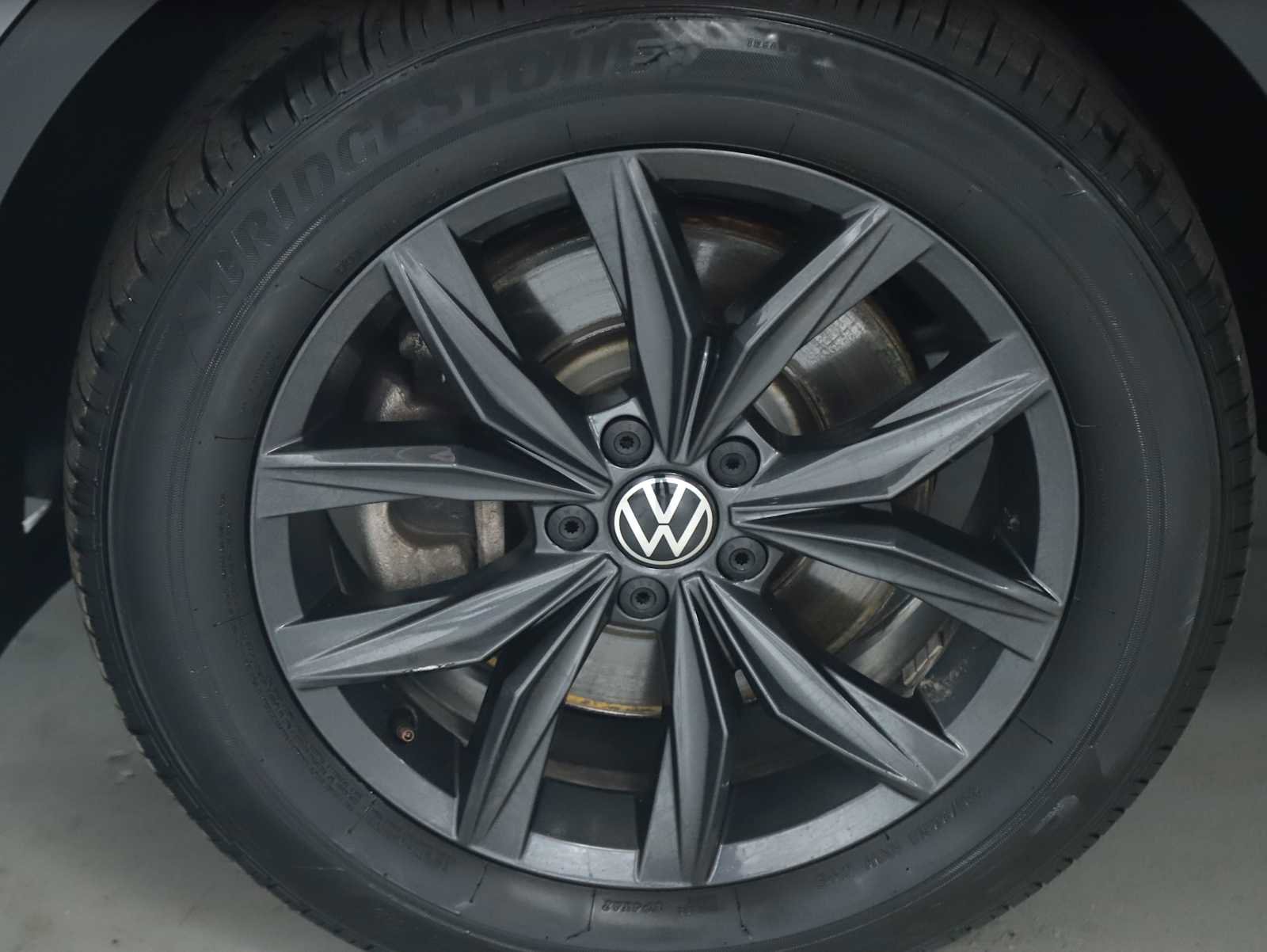 Certified 2024 Volkswagen Tiguan SE w/ Panoramic Sunroof Package AWD/4WD image 40