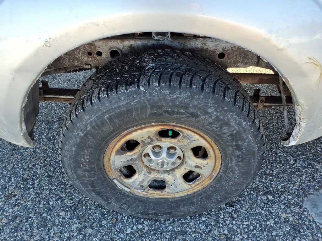 Used 2009 Nissan Frontier SE w/ Power Pkg image 12