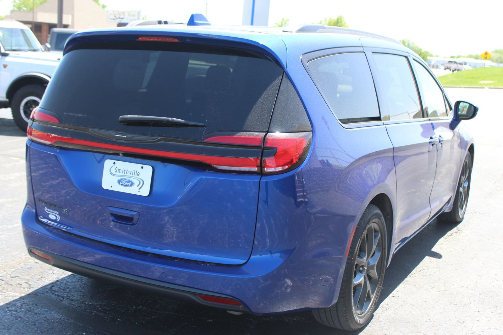 Used 2021 Chrysler Pacifica Touring-L w/ Uconnect Theater Family Group FWD image 6