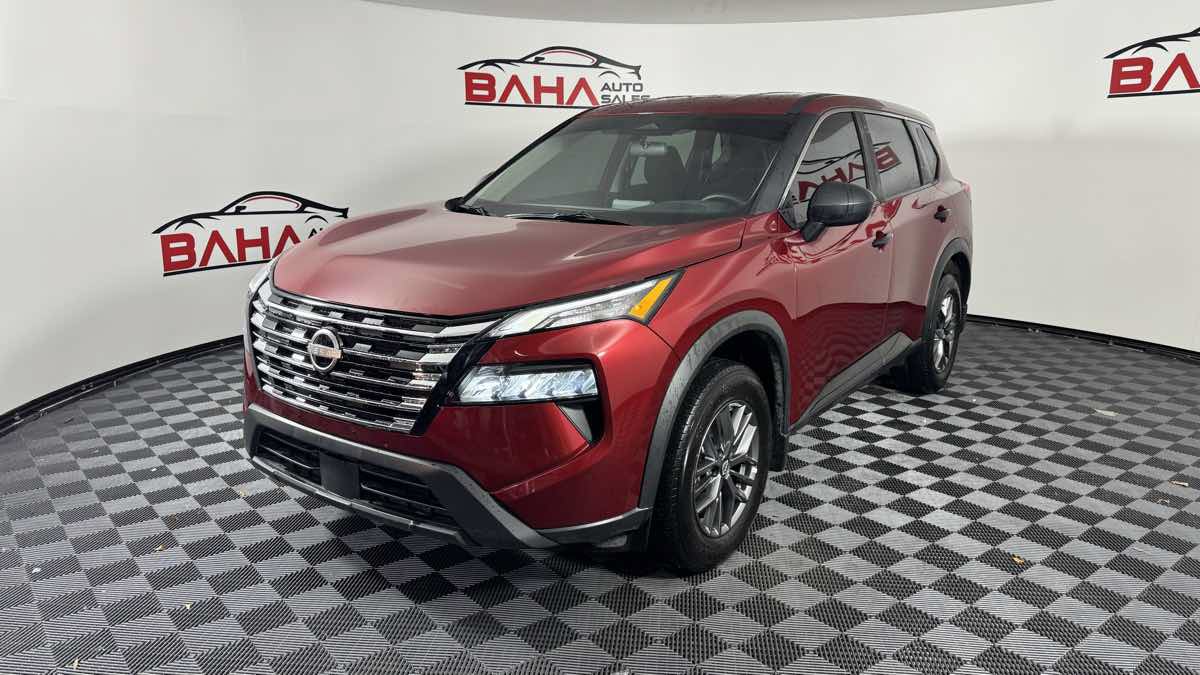 Used 2025 Nissan Rogue S AWD/4WD image 2