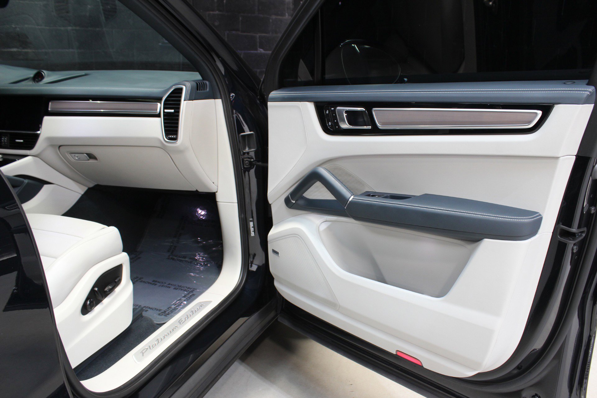 Used 2023 Porsche Cayenne Platinum Edition image 27