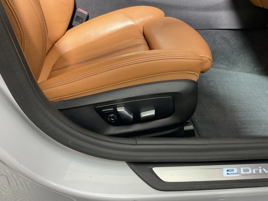 Used 2019 BMW 530e xDrive w/ Convenience Package AWD/4WD image 38