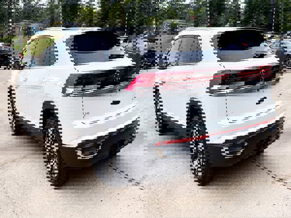 Used 2024 Volkswagen Atlas Cross Sport SE w/ Panoramic Sunroof Package image 5