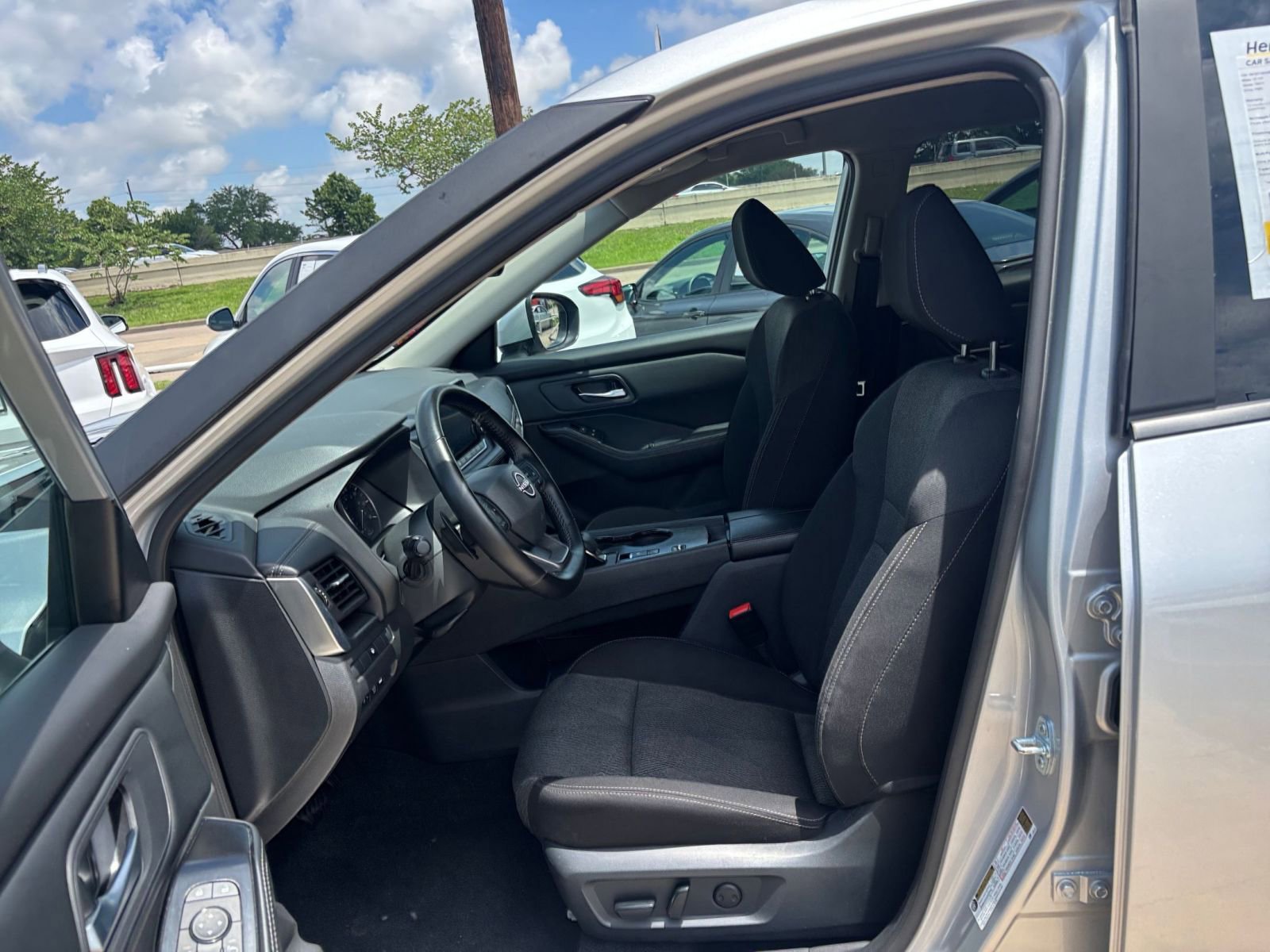 Used 2025 Nissan Rogue SV FWD image 29