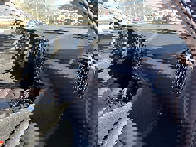 Used 2024 Volvo XC40 B5 Plus image 19