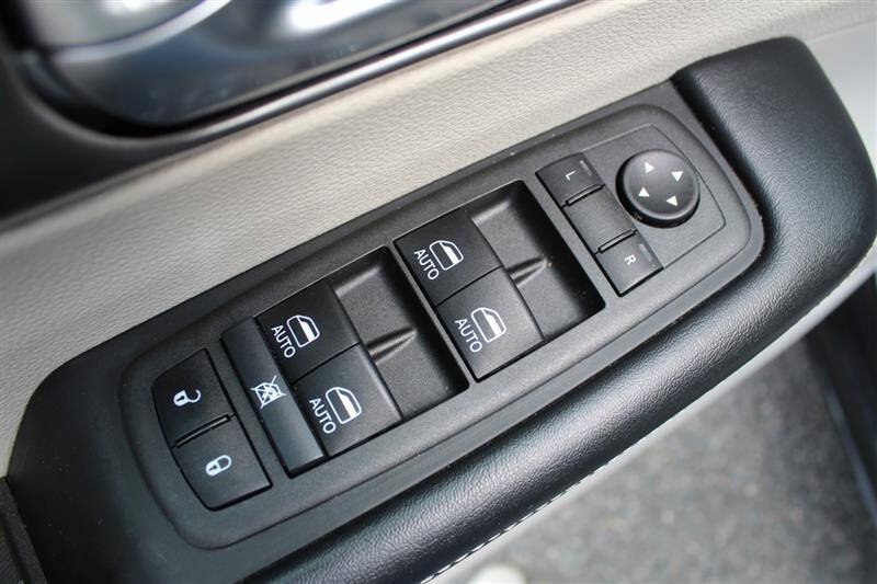 Used 2022 Chrysler Pacifica Touring-L w/ Uconnect Theater Family Group AWD/4WD image 12