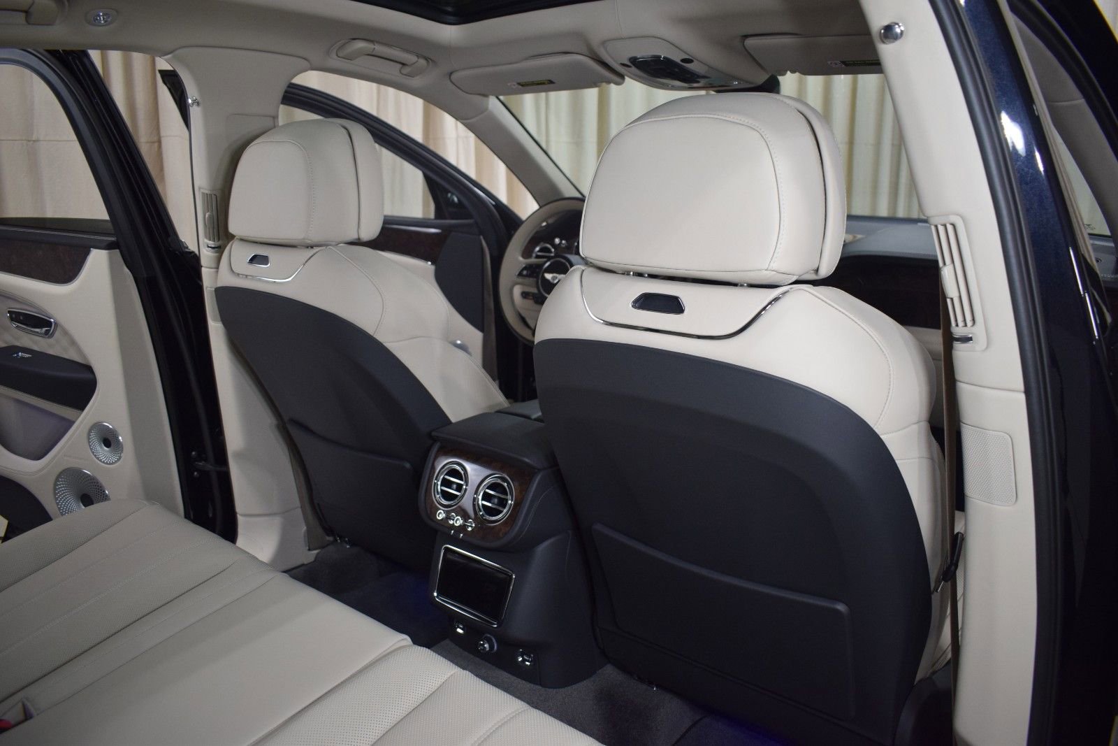 New 2025 Bentley Bentayga AWD/4WD image 20