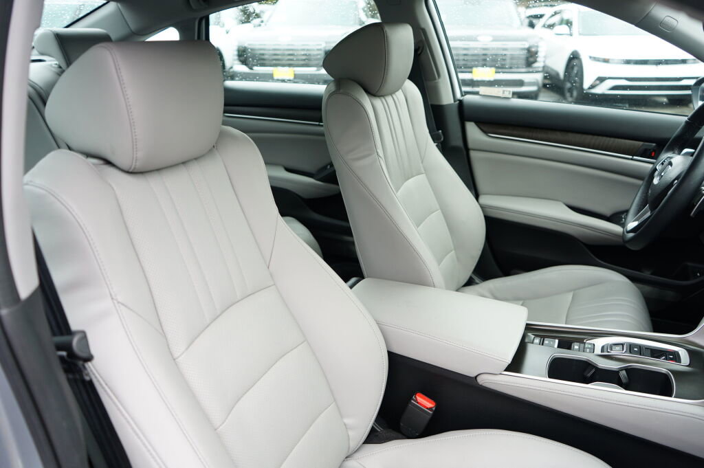 Used 2018 Honda Accord Touring image 30