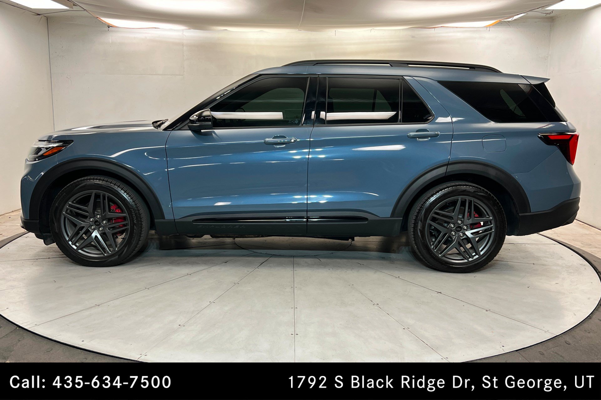 Used 2025 Ford Explorer ST AWD/4WD image 2