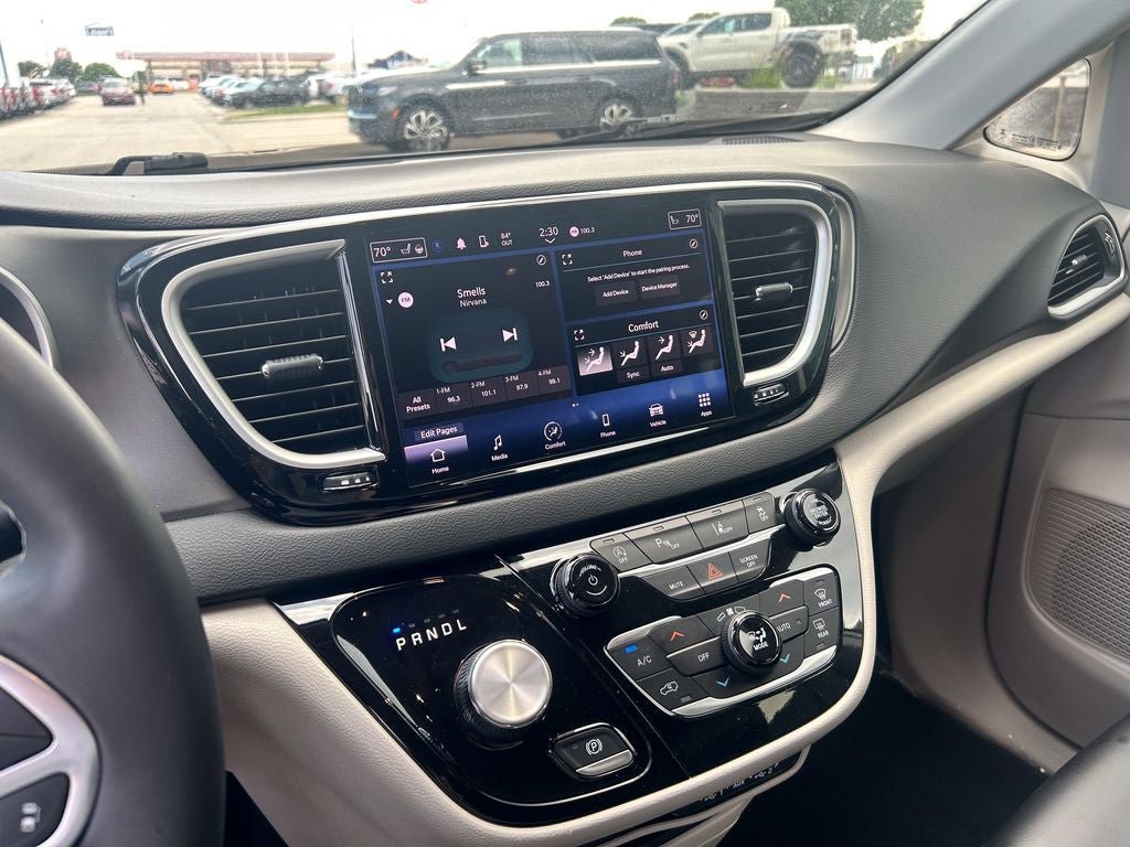 Used 2023 Chrysler Pacifica Touring-L FWD image 24