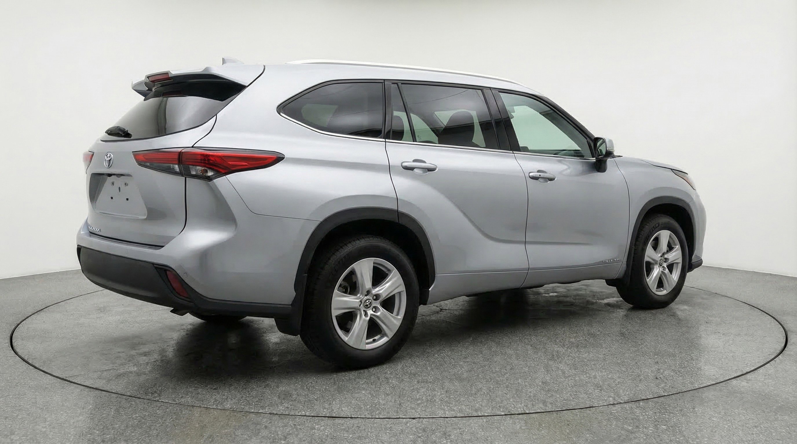 Used 2025 Toyota Highlander LE image 9